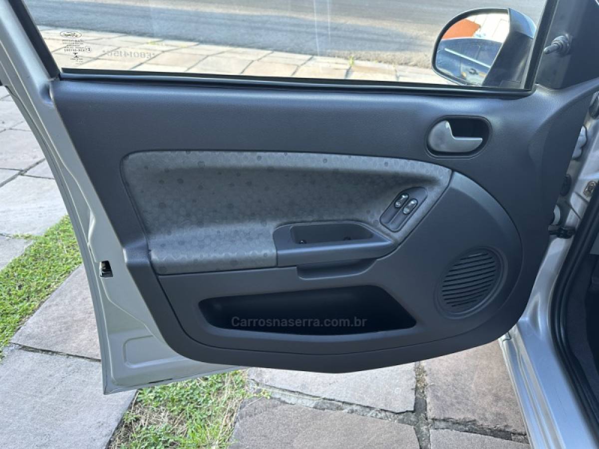 FORD - FIESTA - 2014/2014 - Prata - R$ 36.900,00