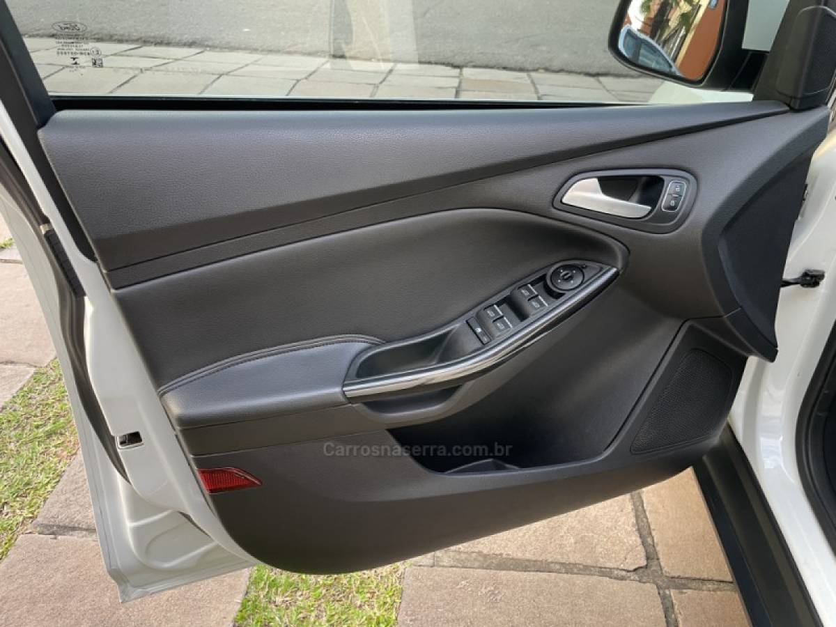 FORD - FOCUS - 2016/2016 - Branca - R$ 67.900,00