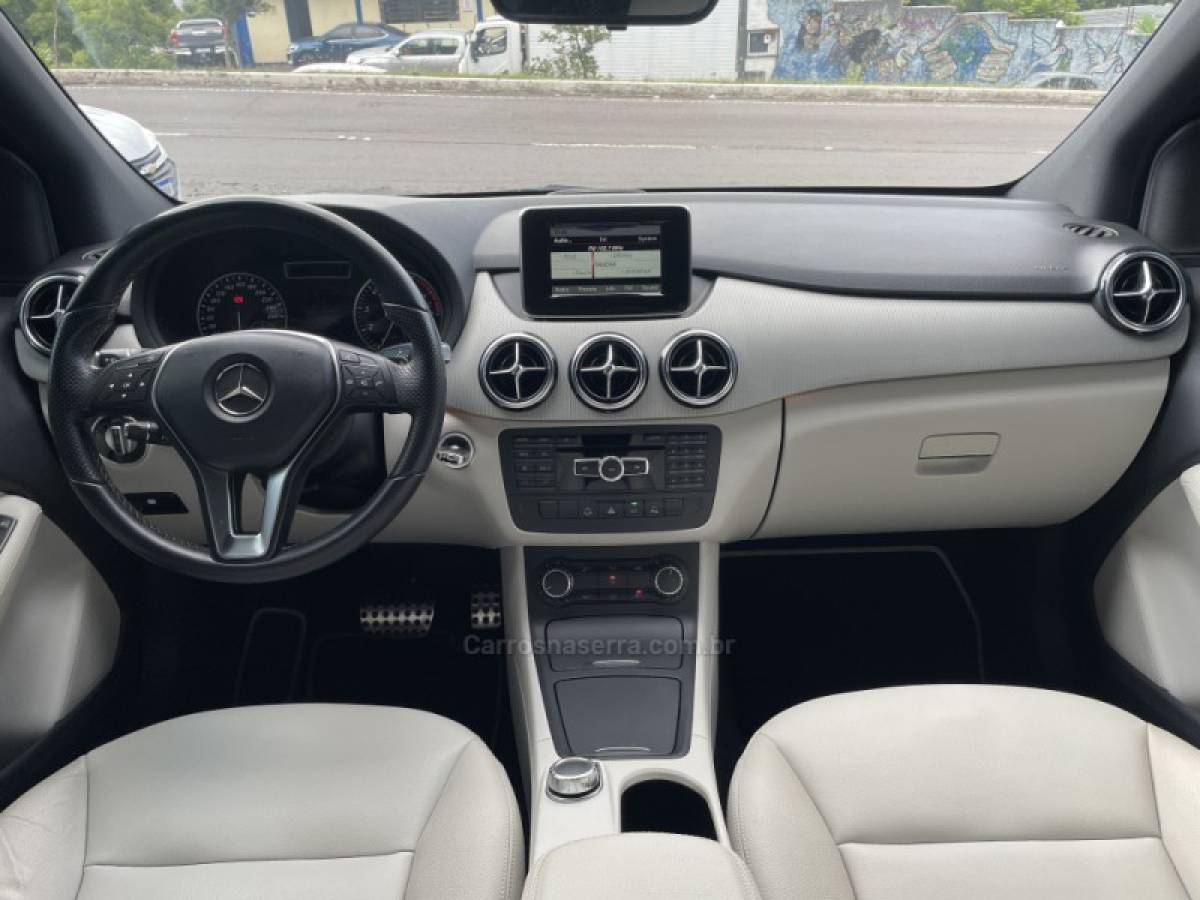 MERCEDES-BENZ - B 200 - 2014/2014 - Cinza - R$ 72.900,00