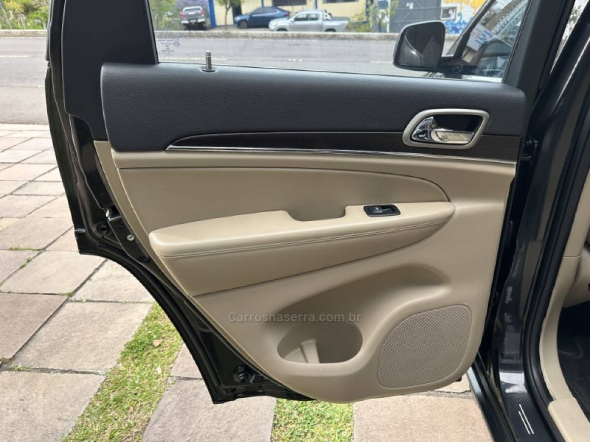 JEEP - GRAND CHEROKEE - 2015/2015 - Preta - R$ 95.900,00