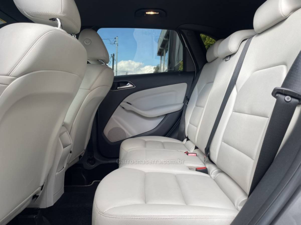 MERCEDES-BENZ - B 200 - 2014/2014 - Cinza - R$ 72.900,00