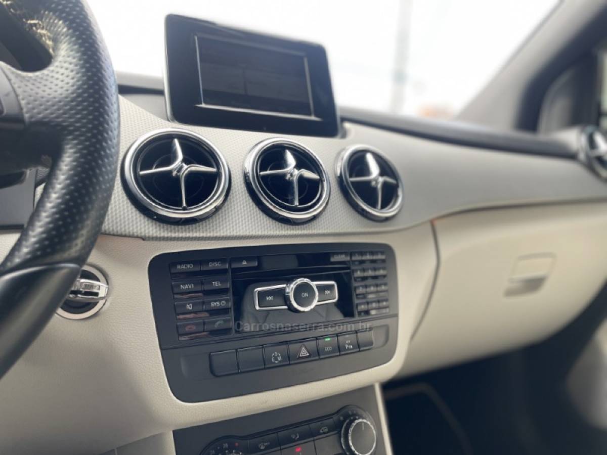 MERCEDES-BENZ - B 200 - 2014/2014 - Cinza - R$ 72.900,00