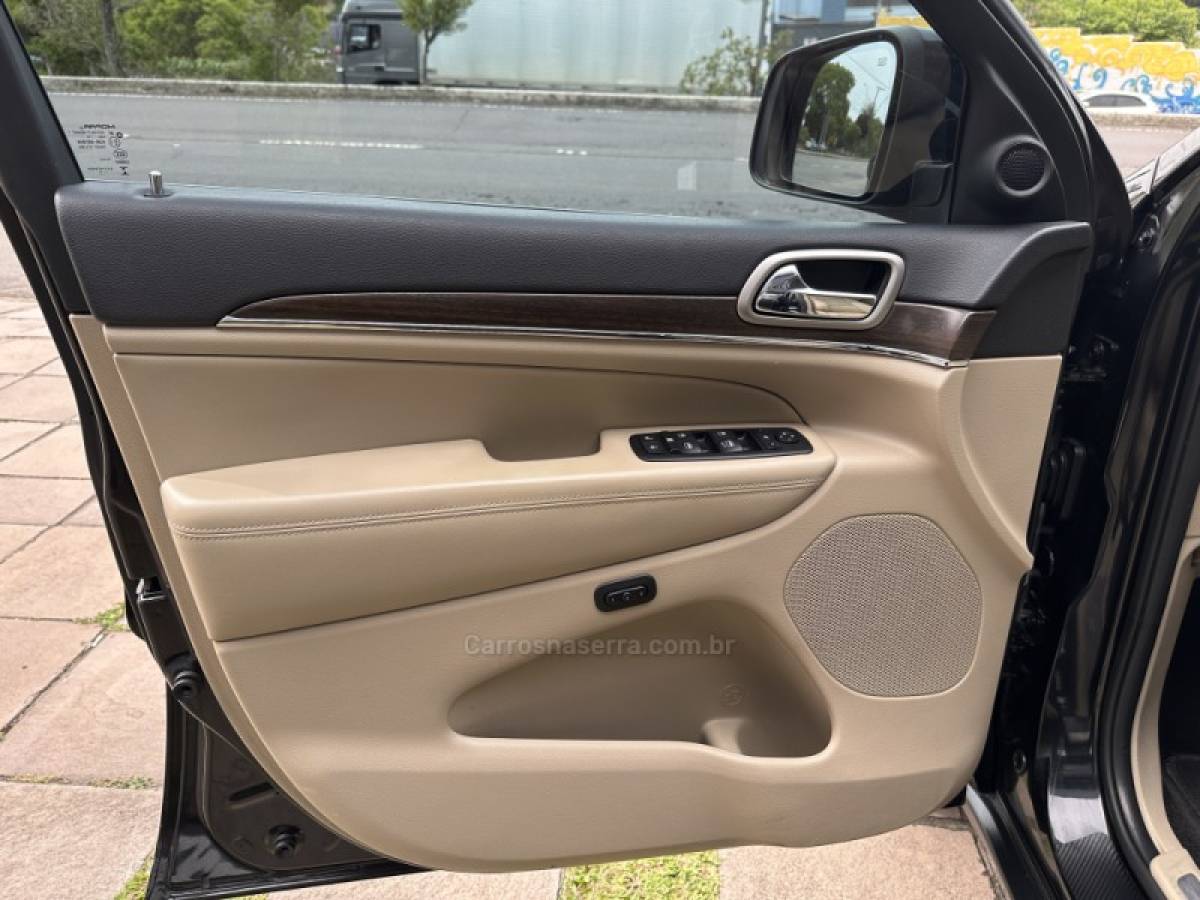 JEEP - GRAND CHEROKEE - 2015/2015 - Preta - R$ 95.900,00