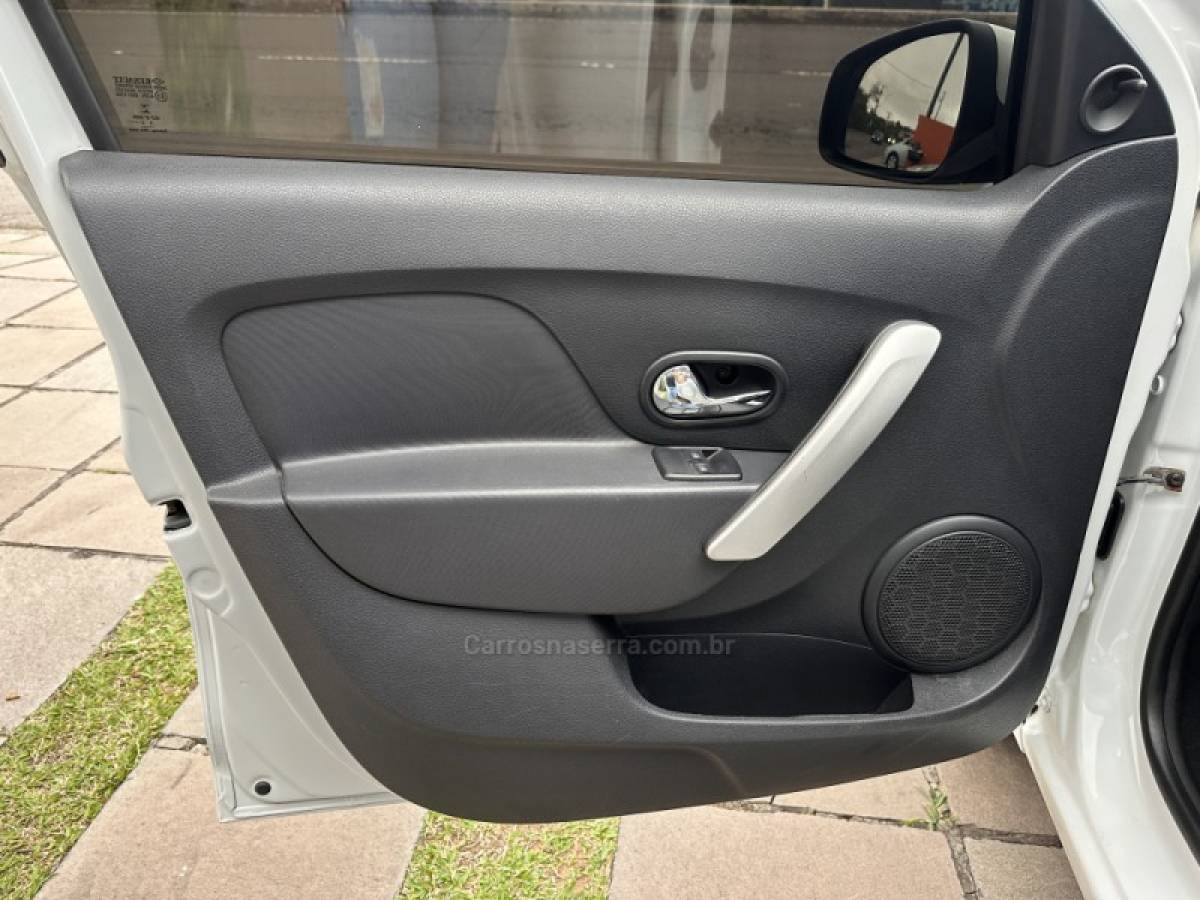 RENAULT - SANDERO - 2017/2017 - Branca - R$ 45.800,00
