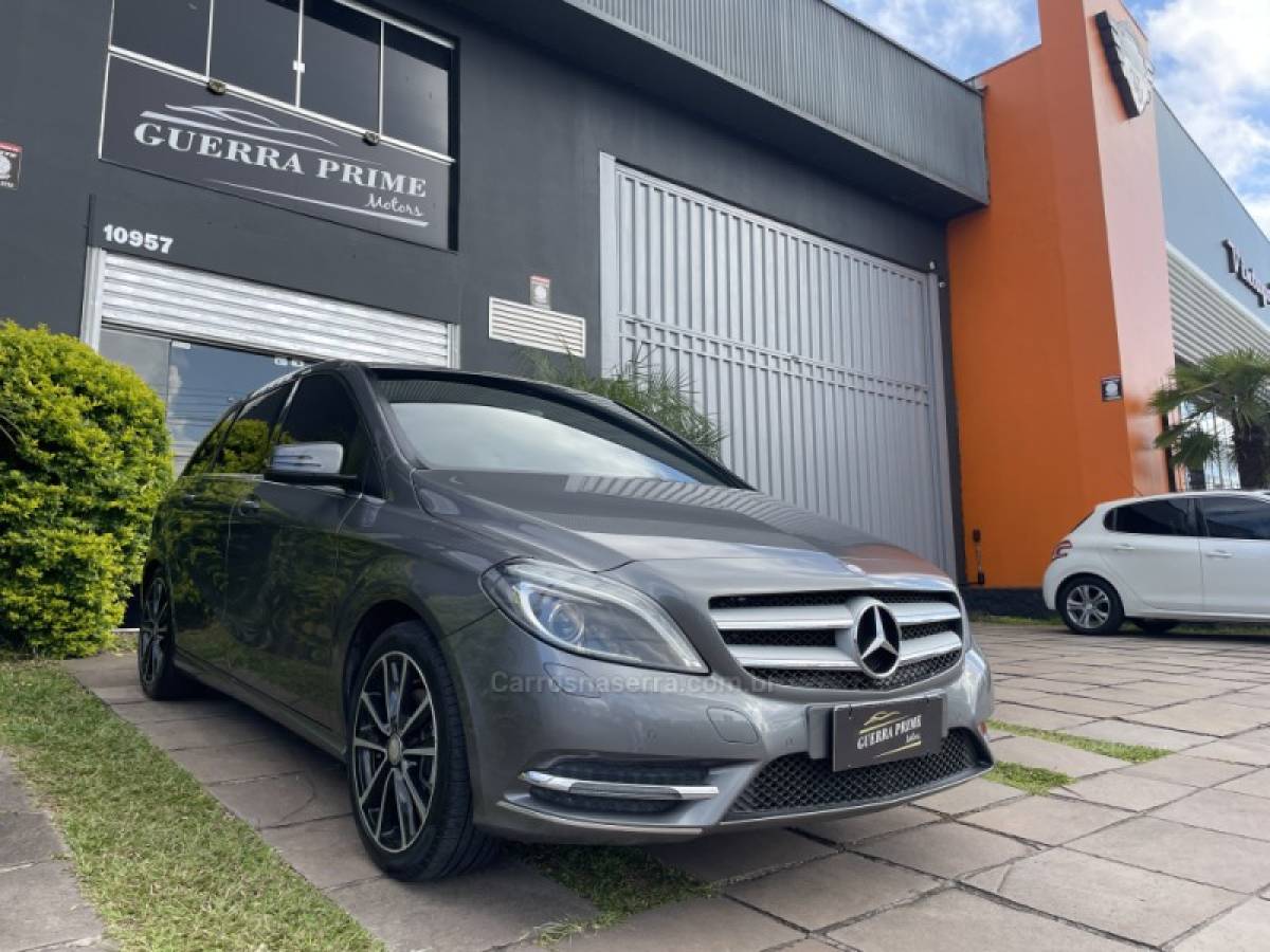 MERCEDES-BENZ - B 200 - 2014/2014 - Cinza - R$ 72.900,00