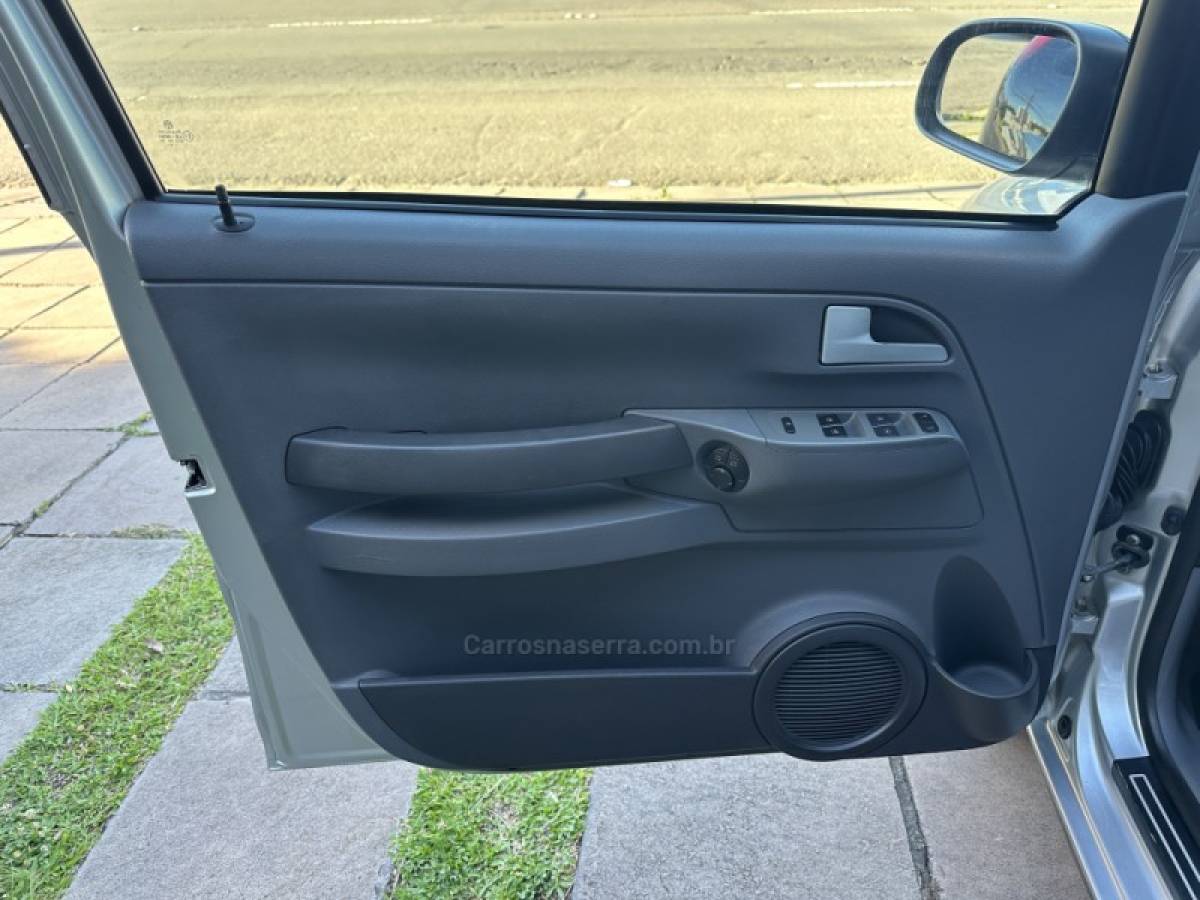 VOLKSWAGEN - SPACEFOX - 2010/2010 - Prata - R$ 36.900,00